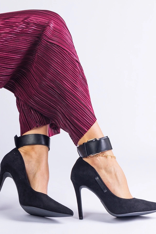 Escarpins noirs à talons hauts en... Escarpins noirs à talons hauts en...