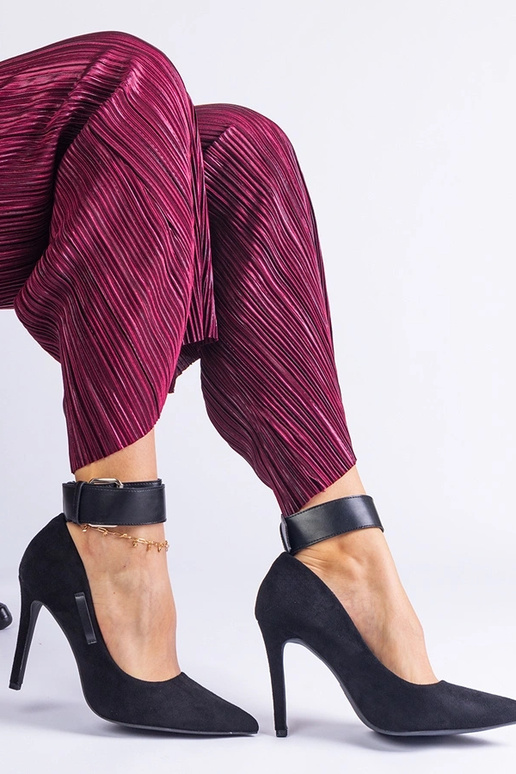 Escarpins noirs à talons hauts en... Escarpins noirs à talons hauts en...