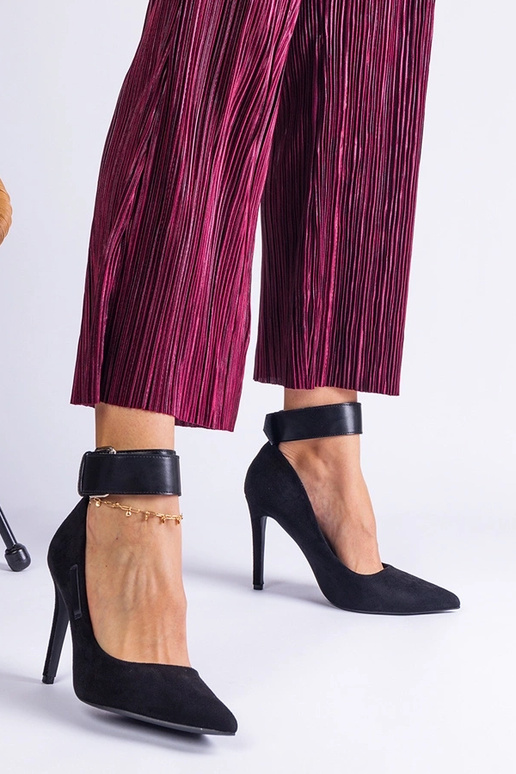 Escarpins noirs à talons hauts en... Escarpins noirs à talons hauts en...