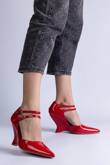 Escarpins compensés en cuir verni rouge à boucles de Vizario 2