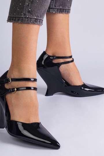 Escarpins compensés en cuir verni noir à boucles de Vizario 2