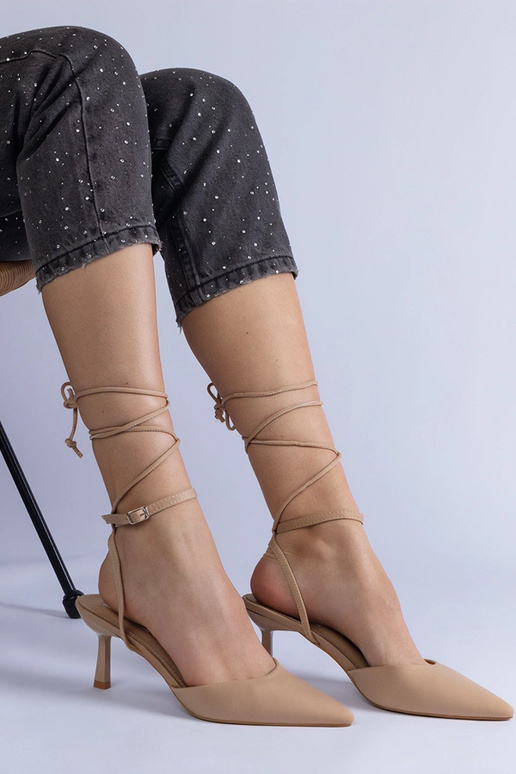 Escarpins beiges à bout ouvert noués... Escarpins beiges à bout ouvert noués...