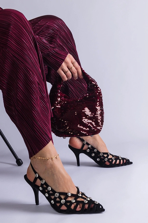 Sandales tressées noires avec pierres... Sandales tressées noires avec pierres...