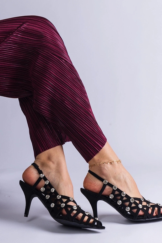 Sandales tressées noires avec pierres... Sandales tressées noires avec pierres...