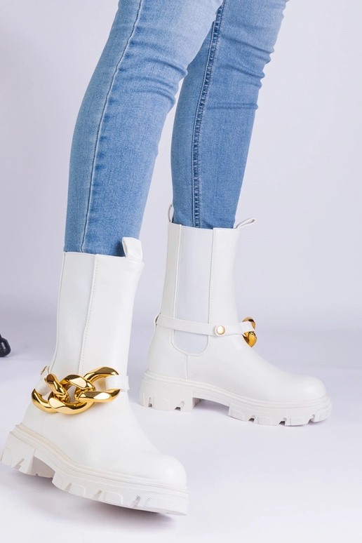 Bottines blanches ornées d'une chaîne...