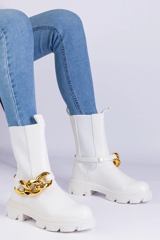 Bottines blanches ornées d'une chaîne...