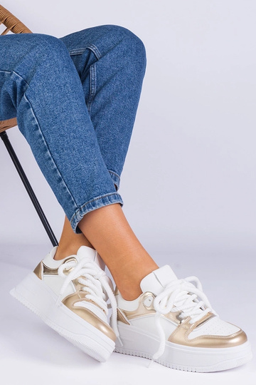 Baskets blanches et dorées...