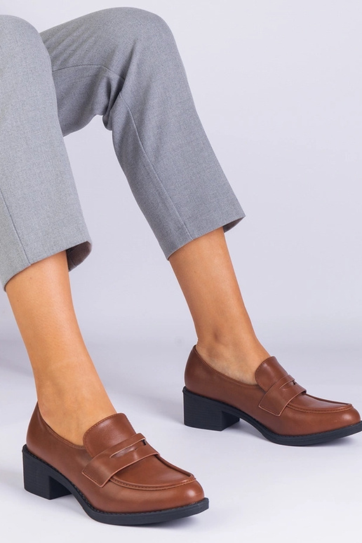 Chaussures à talons bas en cuir...