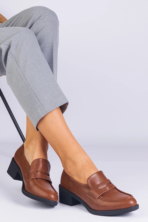 Chaussures à talons bas en cuir...