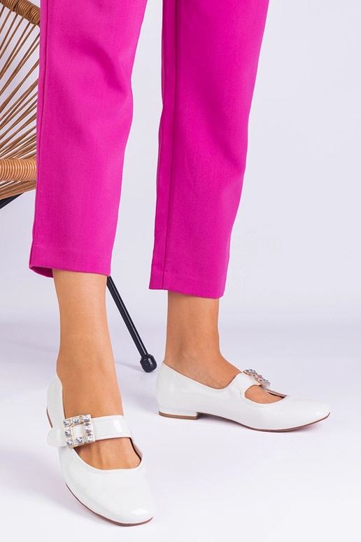 Ballerines en cuir verni blanc ornées...