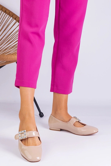 Ballerines beiges laquées ornées d'une boucle Furseda 2