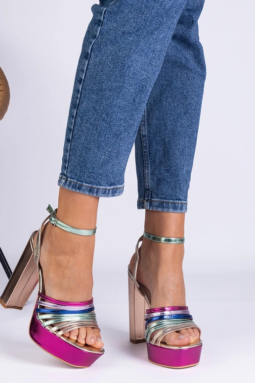 Sandales à talons épais multicolores... Sandales à talons épais multicolores...