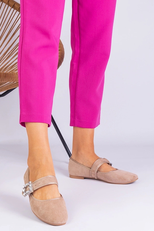 Ballerines beiges ornées d'une boucle...