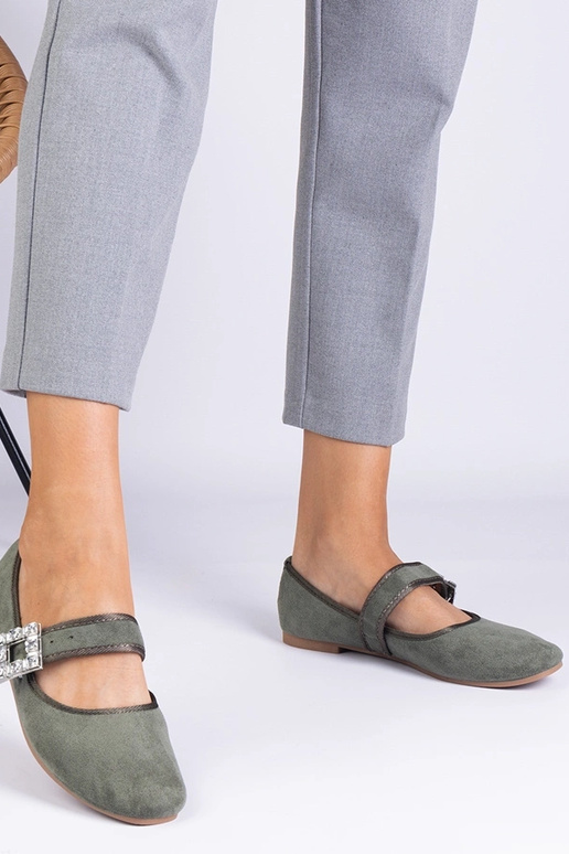 Ballerines vertes ornées d'une boucle...