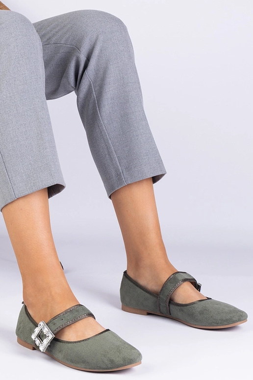 Ballerines vertes ornées d'une boucle...