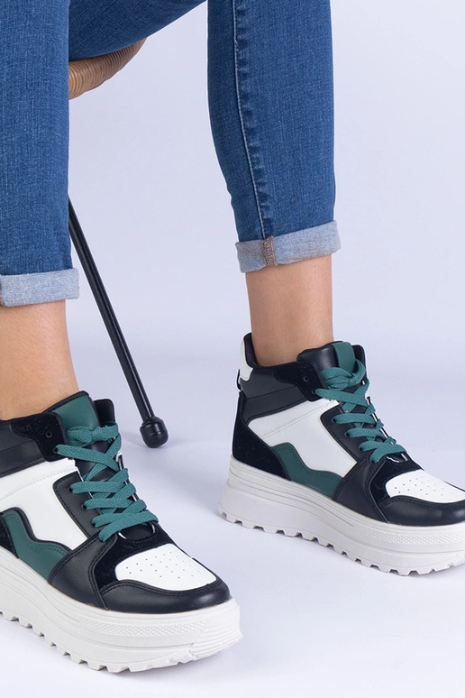 Baskets de sport noires et blanches...