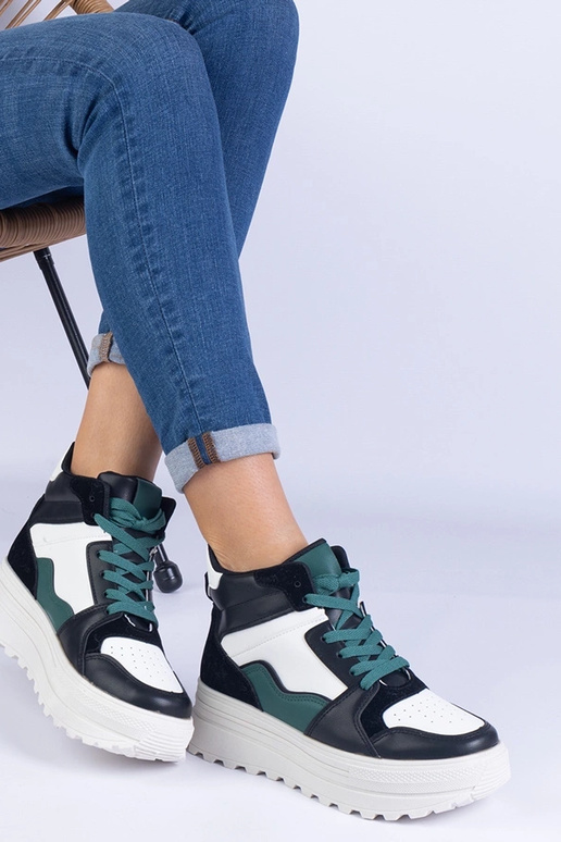 Baskets de sport noires et blanches...