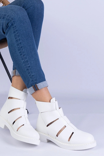 Bottines blanches en éco-cuir avec découpes et talons plats Kalipso