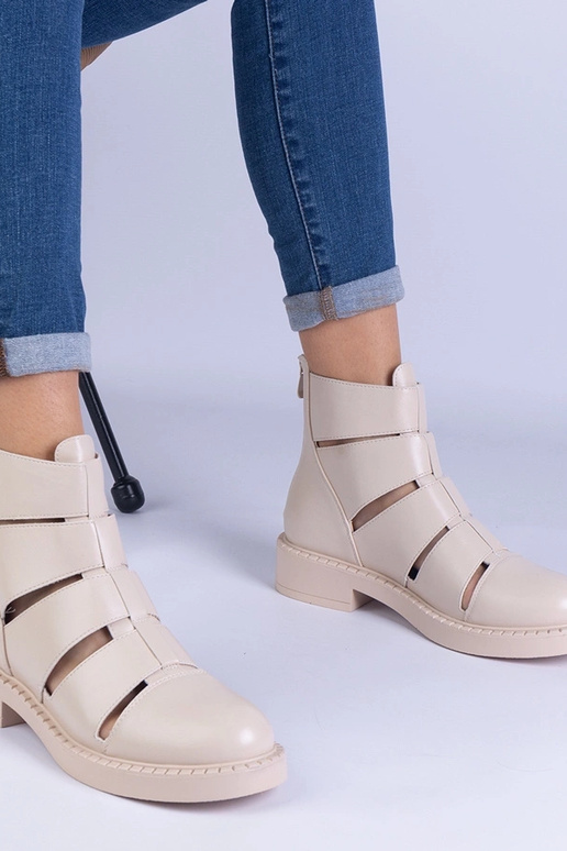 Bottines beiges en éco-cuir avec... Bottines beiges en éco-cuir avec...