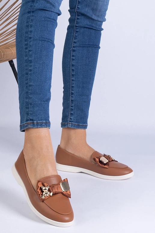 Mocassins marron ornés d'un nœud et... Mocassins marron ornés d'un nœud et...