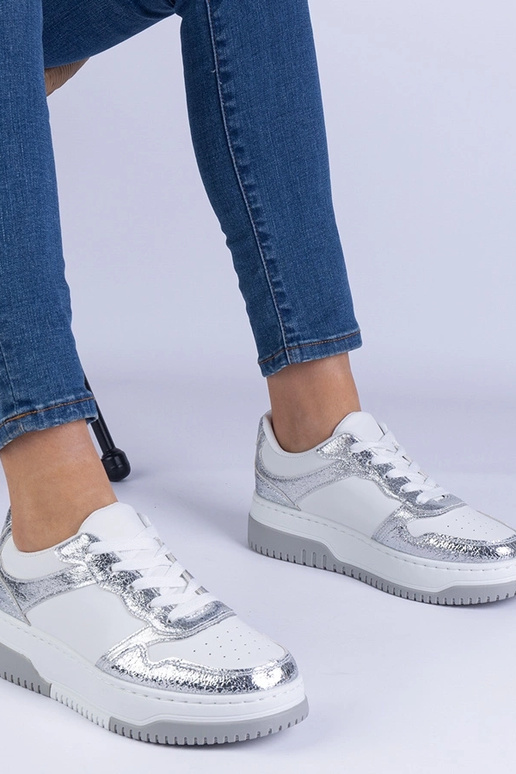 Baskets argentées à semelle épaisse... Baskets argentées à semelle épaisse...
