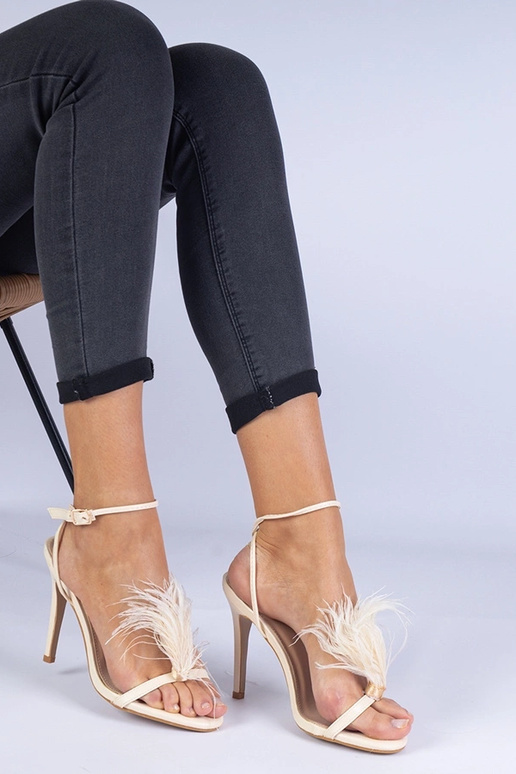 Sandales à talons hauts beiges avec... Sandales à talons hauts beiges avec...