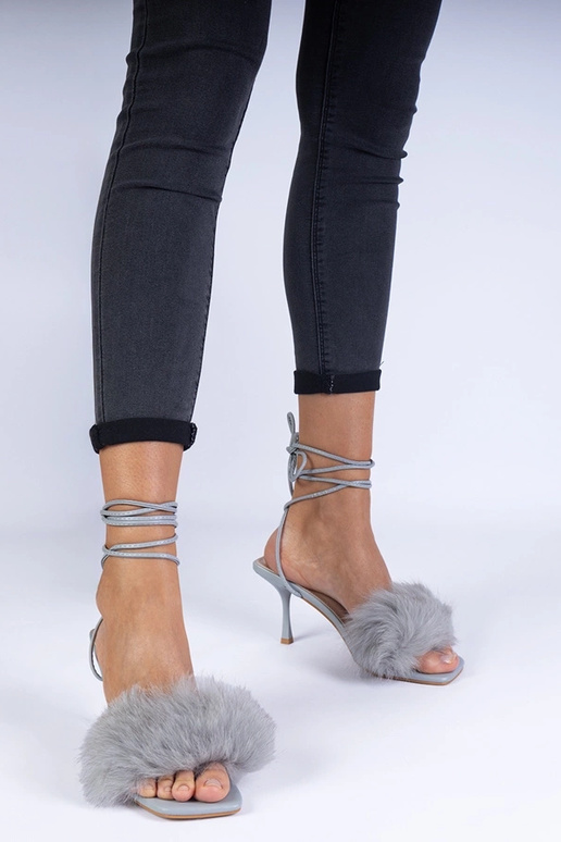 Sandales à talons hauts grises avec... Sandales à talons hauts grises avec...
