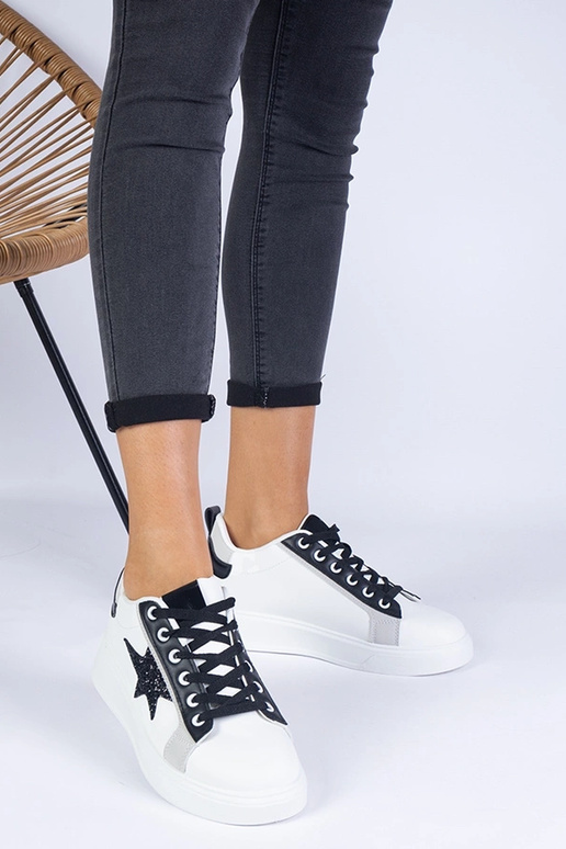 Baskets blanches décorées d'une... Baskets blanches décorées d'une...