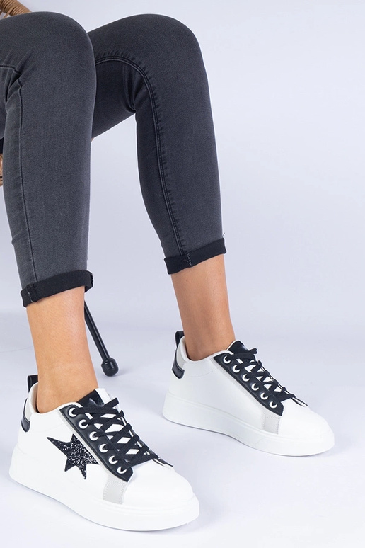 Baskets blanches décorées d'une... Baskets blanches décorées d'une...