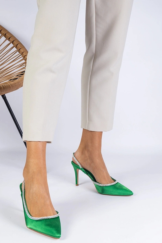 Escarpins en satin vert avec strass... Escarpins en satin vert avec strass...