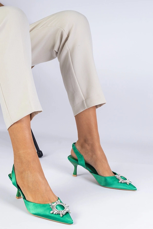 Escarpins en satin vert à talon... Escarpins en satin vert à talon...