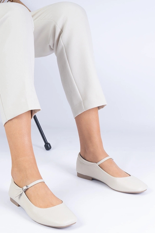 Ballerines classiques beiges en cuir... Ballerines classiques beiges en cuir...