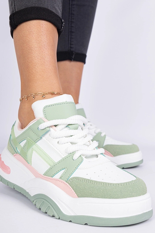 Sneakers verts avec des lacets épais... Sneakers verts avec des lacets épais...