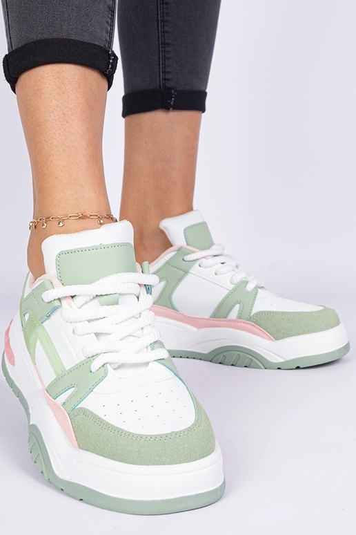 Sneakers verts avec des lacets épais... Sneakers verts avec des lacets épais...