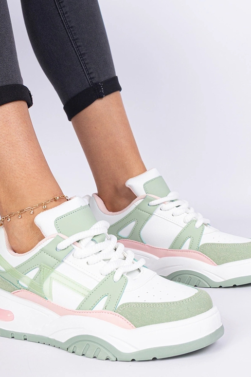 Sneakers verts avec des lacets épais... Sneakers verts avec des lacets épais...