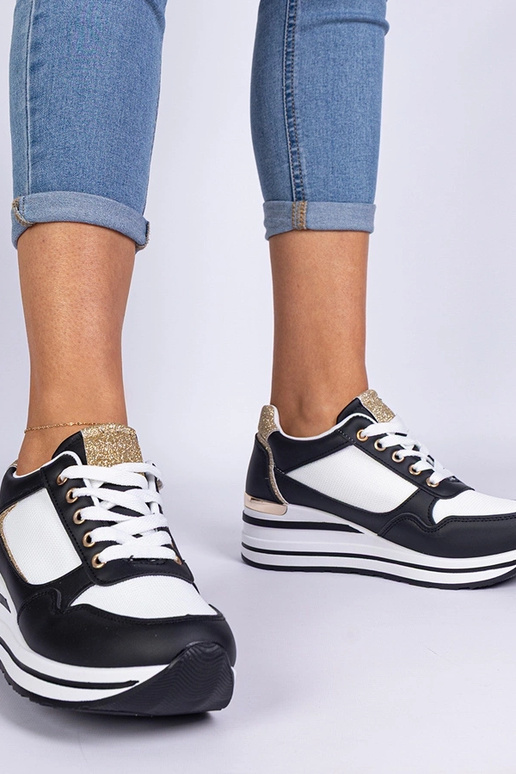 Sneakers noires décorées de...