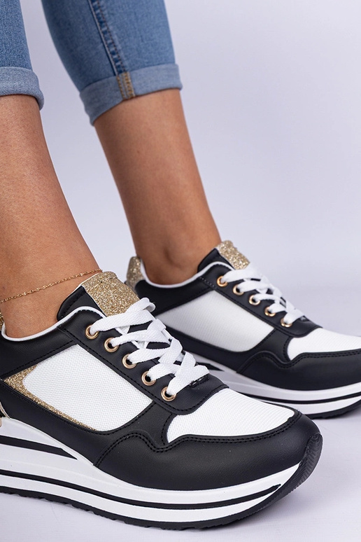 Sneakers noires décorées de...