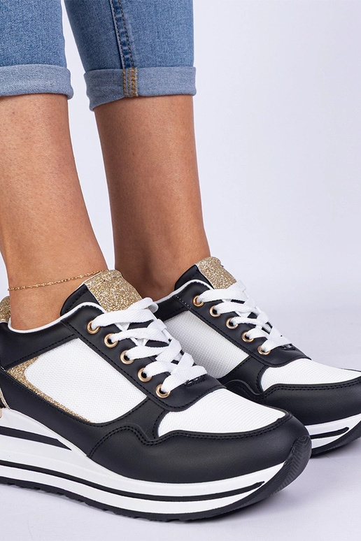 Sneakers noires décorées de...