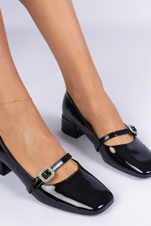 Escarpins noirs élégants ornés de... Escarpins noirs élégants ornés de...