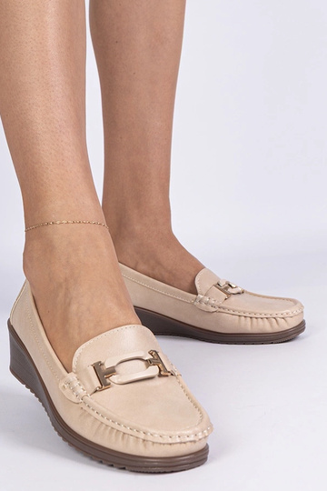 Mocassins beiges pour femmes à semelle compensée en simili cuir Kappi