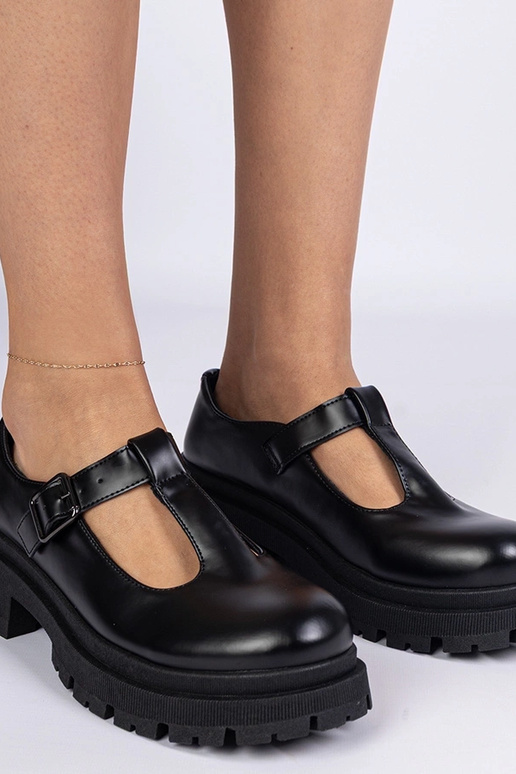 Derbies noires sur plateforme en...