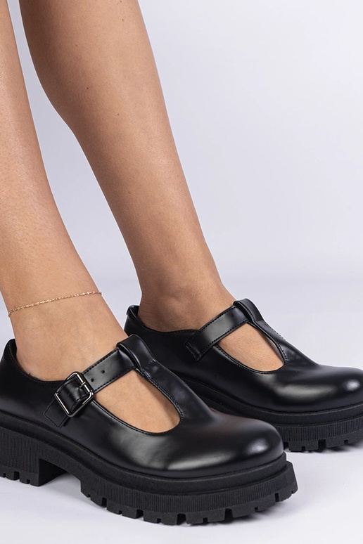 Derbies noires sur plateforme en...