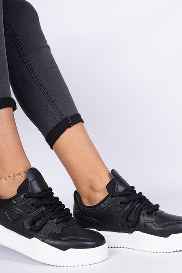 Baskets femme noires avec des lacets épais Kayota 2
