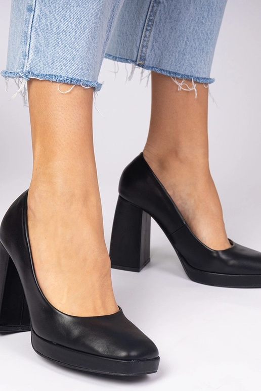 Escarpins noirs à talon épais avec... Escarpins noirs à talon épais avec...