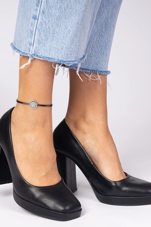 Escarpins noirs à talon épais avec... Escarpins noirs à talon épais avec...