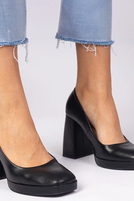 Escarpins noirs à talon épais avec... Escarpins noirs à talon épais avec...