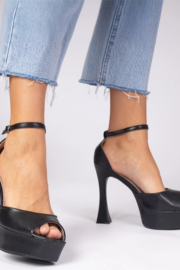 Sandales noires à talon... 2