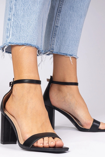 Sandales noires à talon... 2