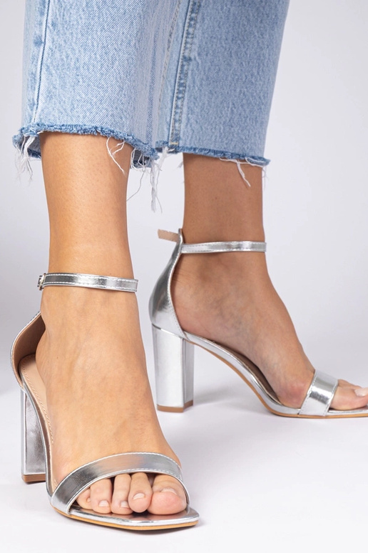 Sandales argentées à talon haut Kasedi Sandales argentées à talon haut Kasedi