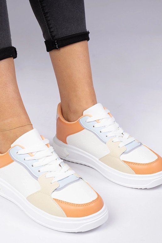 Baskets sportives blanches et orange...